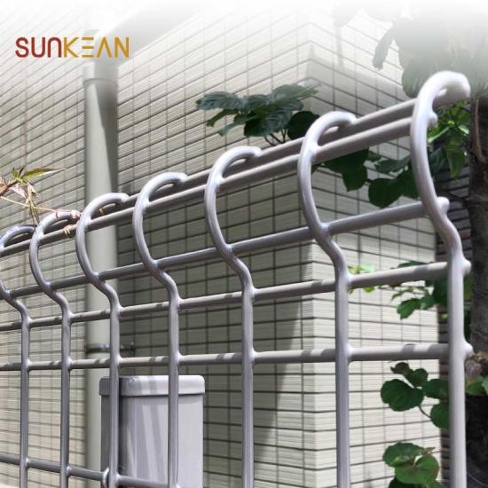 Wire mesh fencing panels